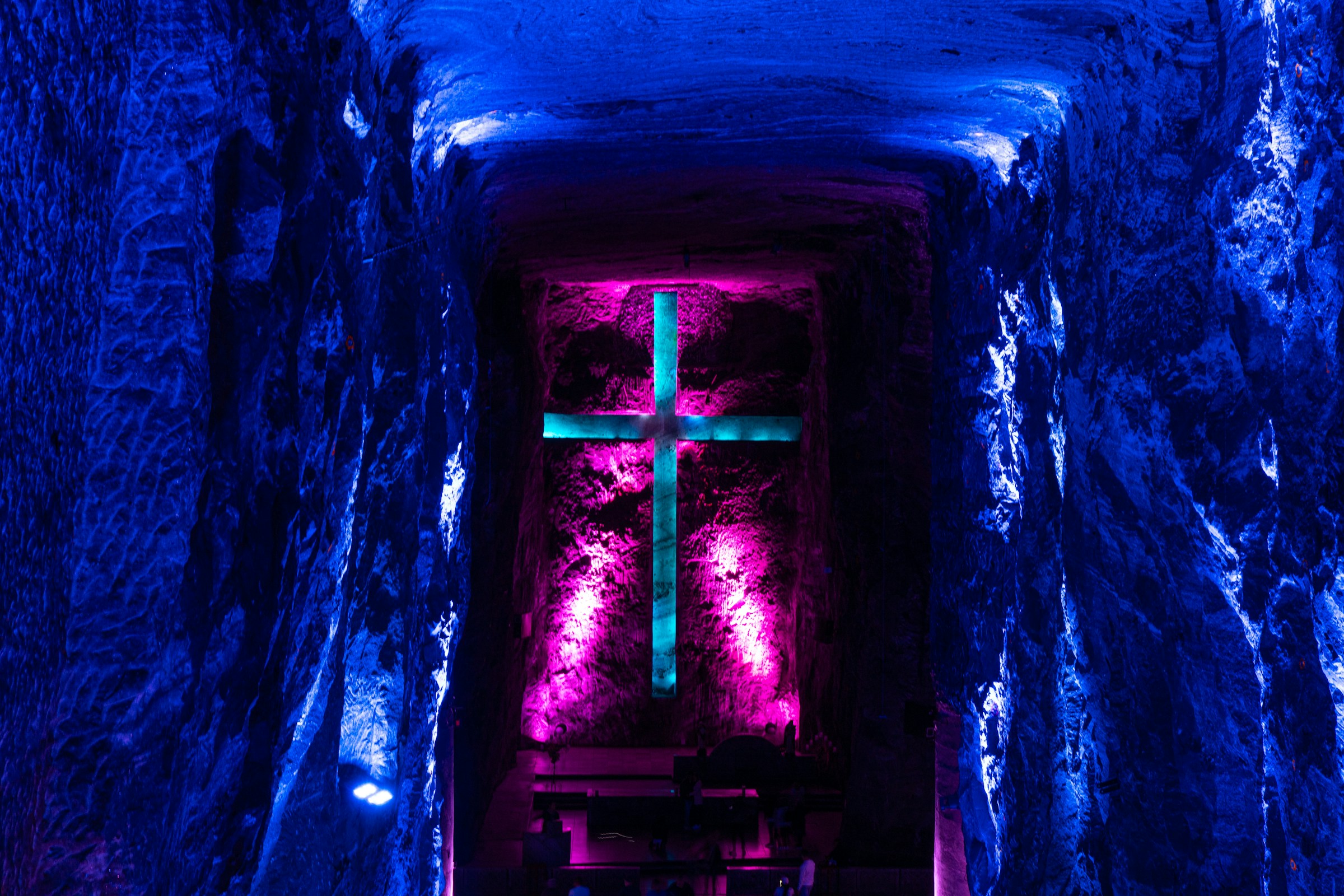 La cruz iluminada en la nave subterránea de la Catedral de Sal de Zipaquirá