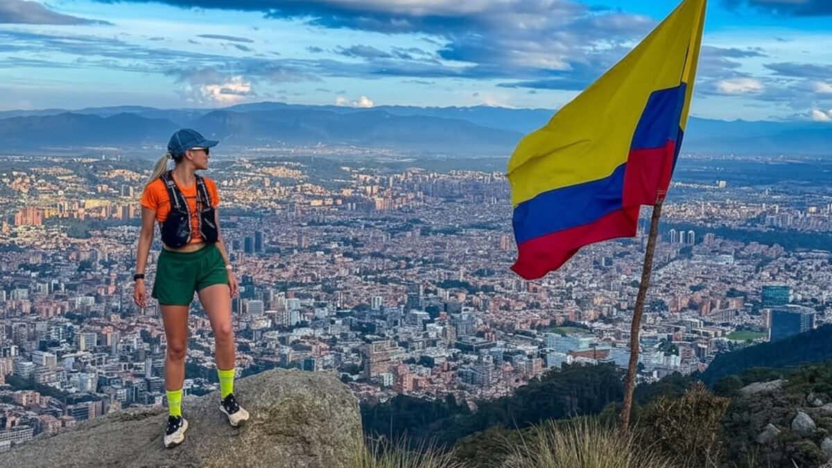 Excursionistas llegando al mirador rocoso sobre Chapinero en Bogotá, Colombia