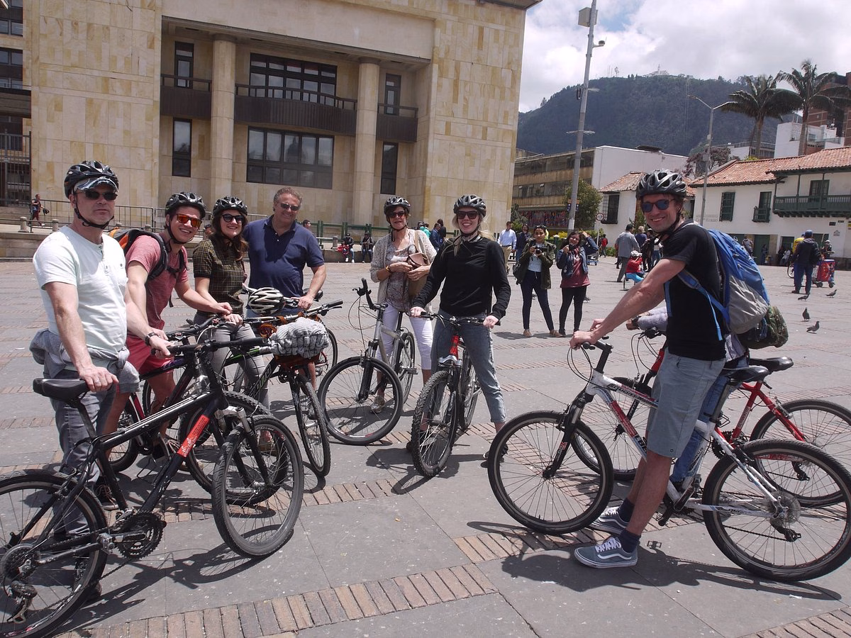 Ciclistas posando en una plaza del centro de Bogotá, Colombia