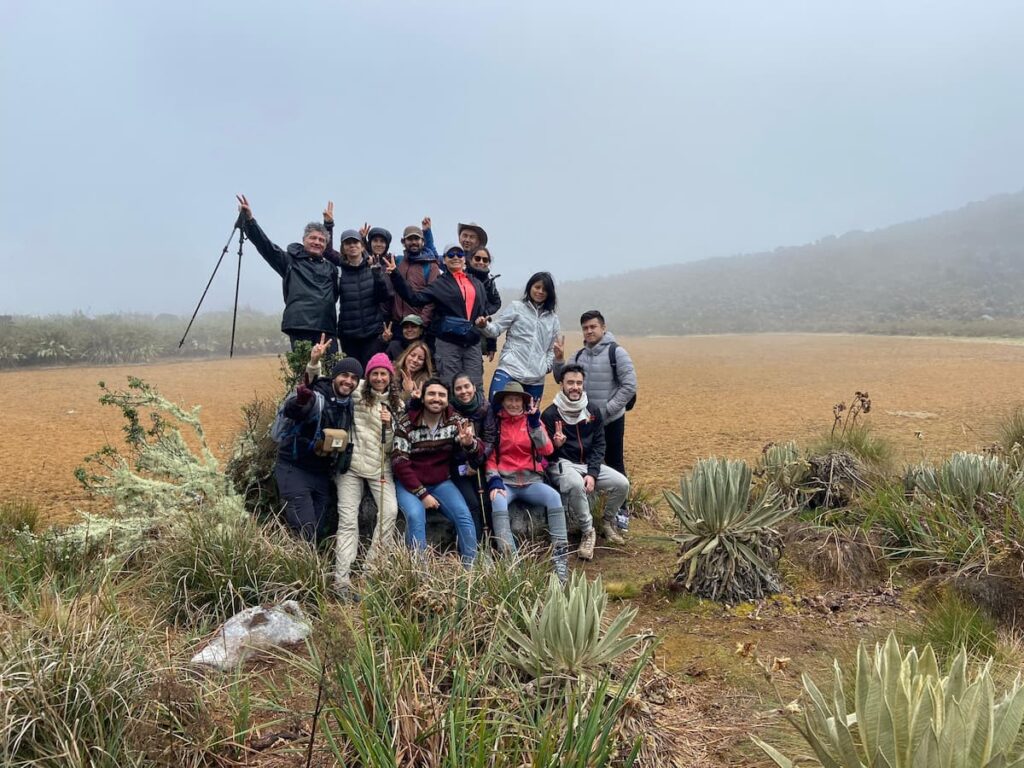 Excursionistas posando cerca de un humedal en el Páramo de Sumapaz, Colombia
