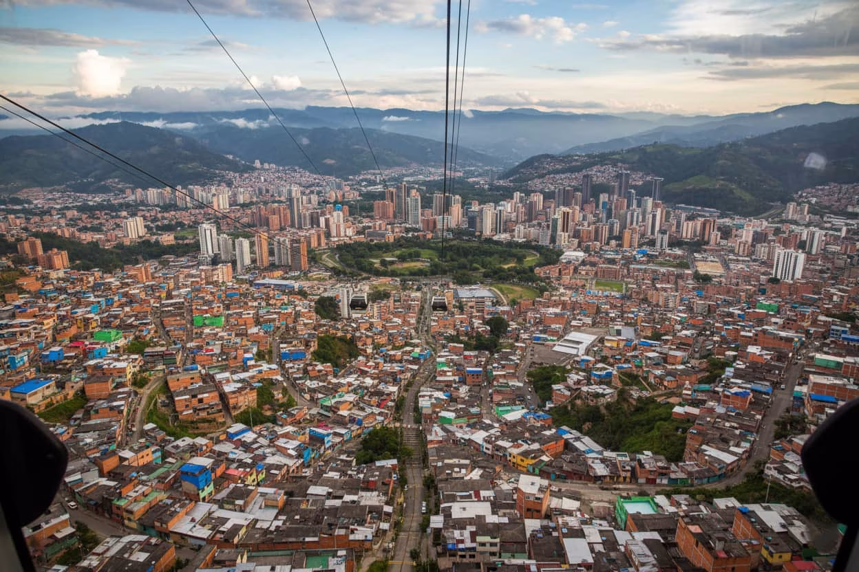vista aérea de las comunas y la ciudad de medellín desde el metrocable antioquia colombia