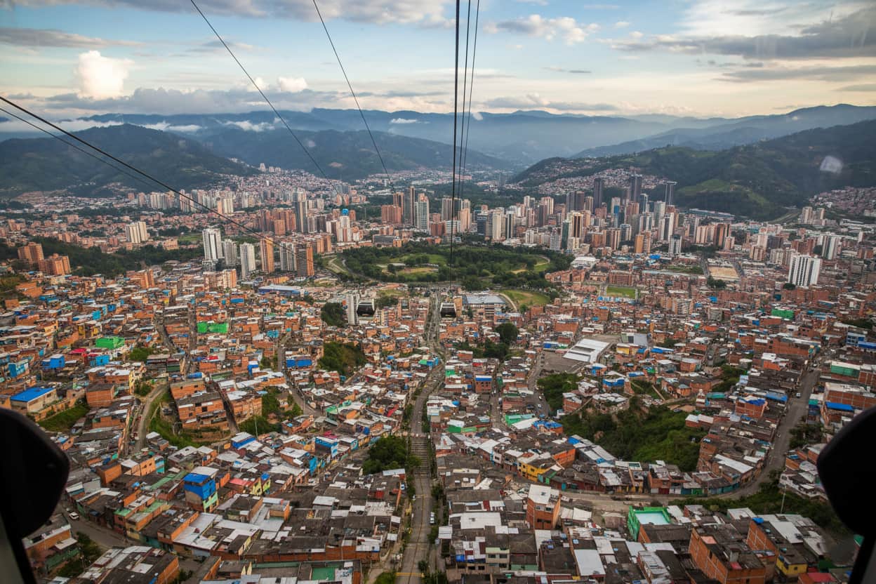 vista aérea de las comunas y la ciudad de medellín desde el metrocable antioquia colombia