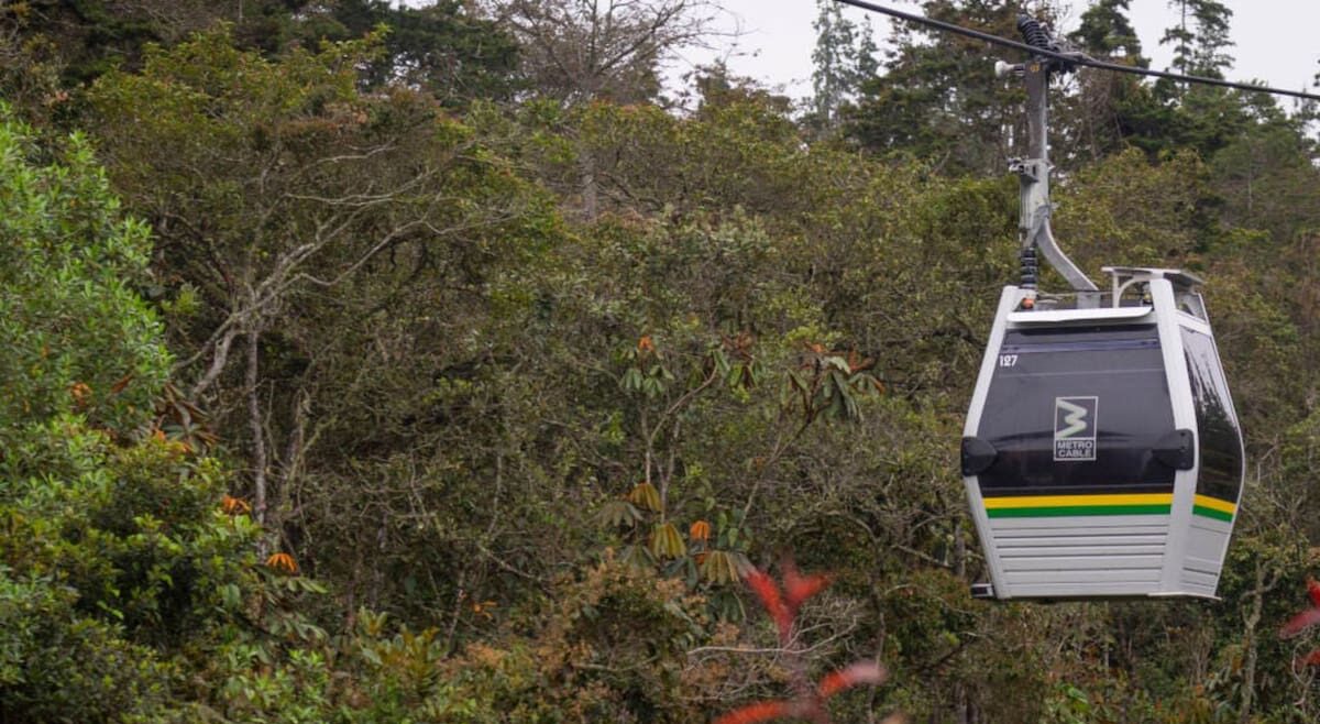 Cabina del Metrocable cruzando el bosque cerca del Parque Arví, Medellín, Colombia