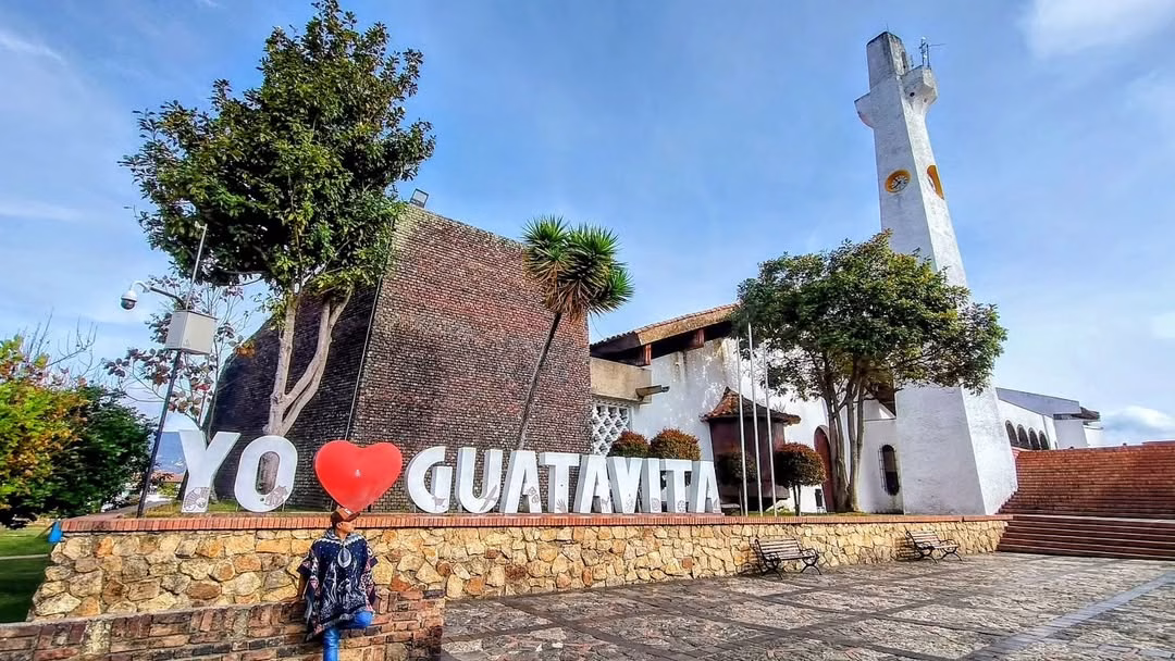 Visitor at the Yo Love Guatavita sign on a Guatavita day trip in Colombia