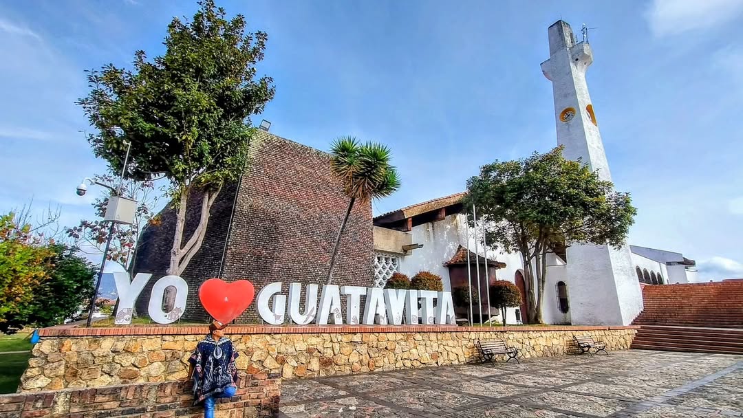 Visitor at the Yo Love Guatavita sign on a Guatavita day trip in Colombia