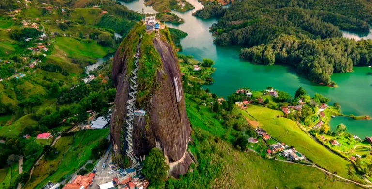 Vista aérea de la Piedra del Peñol y el embalse de Guatapé
