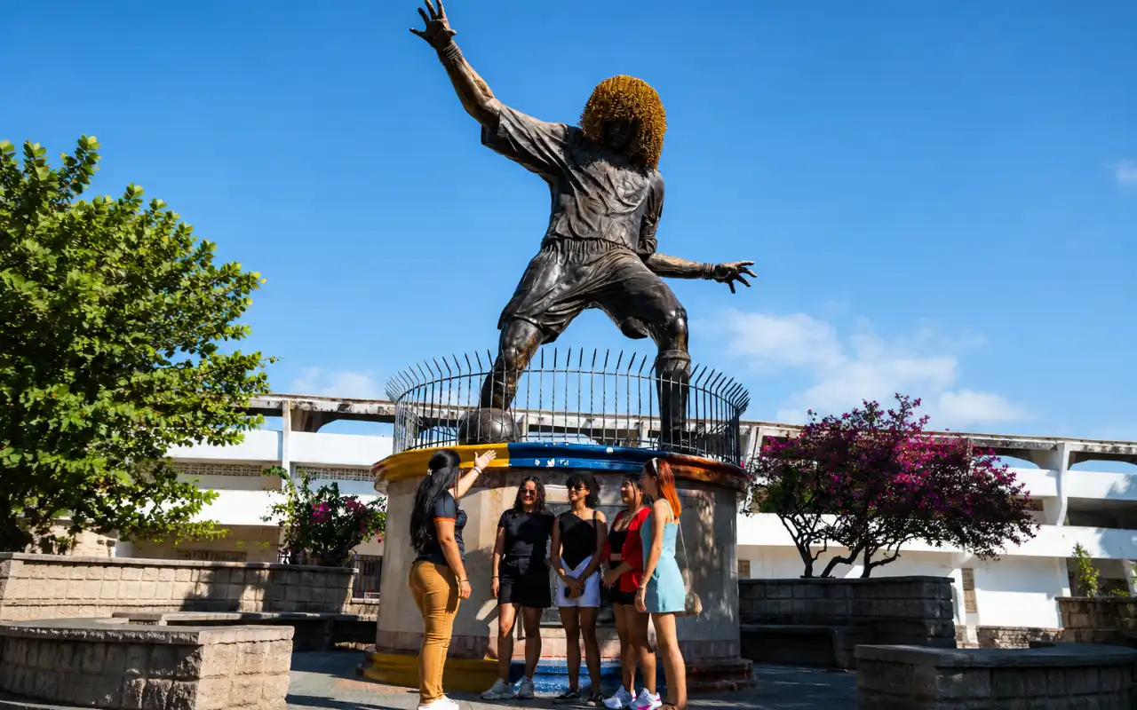 Group visiting the Carlos “El Pibe” Valderrama statue as part of a Santa Marta City Tour.