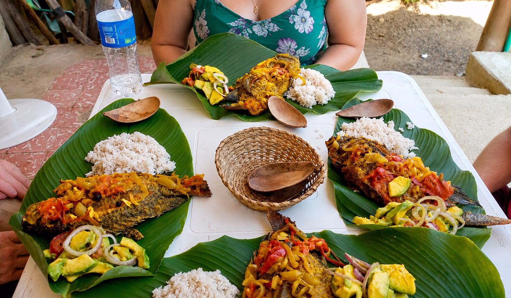 Almuerzo tradicional de pescado servido sobre hojas de plátano como parte de un tour a San Basilio de Palenque.