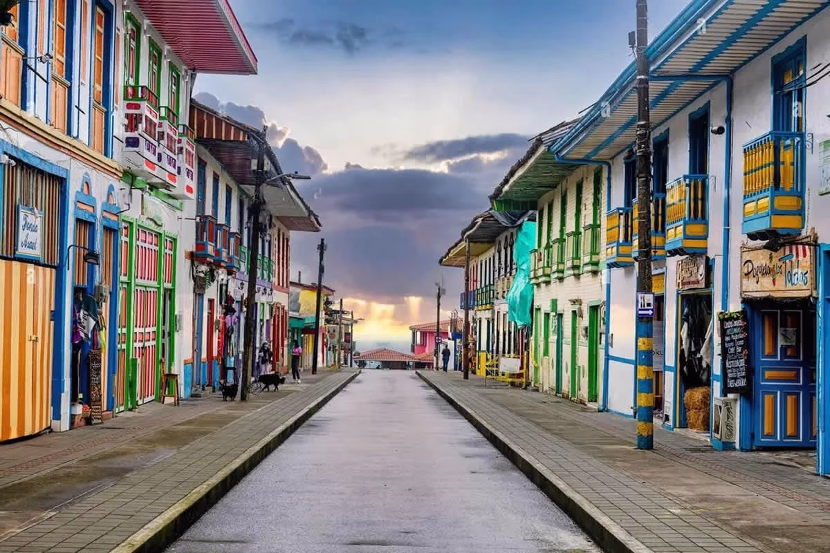 Quiet cobblestone street lined with vibrant colonial houses in Filandia, perfect for a Coffee Town Tour experience.