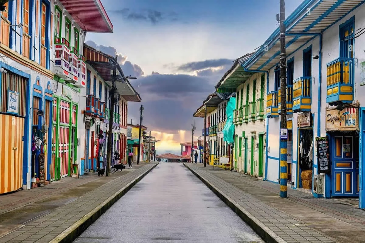Quiet cobblestone street lined with vibrant colonial houses in Filandia, perfect for a Coffee Town Tour experience.