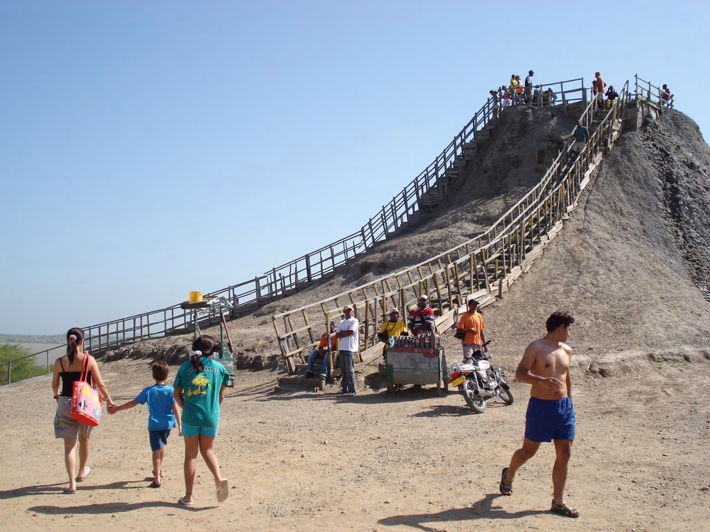 visistor at el totumo vulcano mud