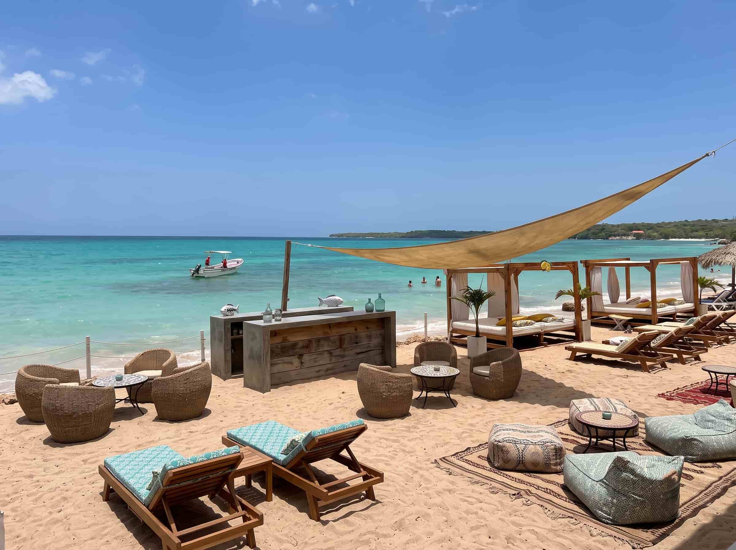 lounge en la orilla en playa tranquila cartagena